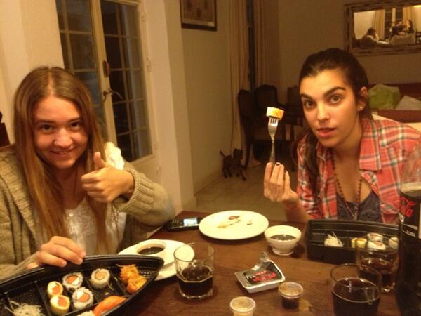 sofiganuza's tweet photo. Sushi para terminar el diaaaaaa @vickycampe @canderot http://t.co/2HCafnsddM