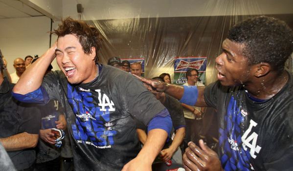 Dodgers's tweet photo. Best friends: http://t.co/syVtiTZpxq