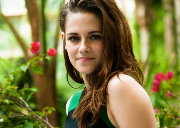 DiarioTwilight's tweet image. New/old portrait of Kristen, so pretty! #BDP2