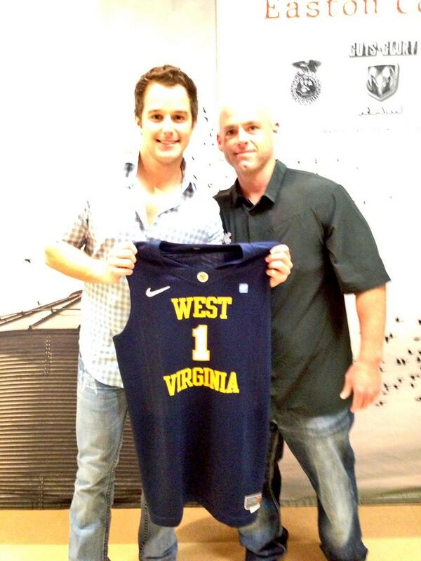 eastoncorbin's tweet photo. Huge thanks to @coachhuggs  and @steve_bierer  for the jersey!!! http://t.co/8ZHXIDLnLt