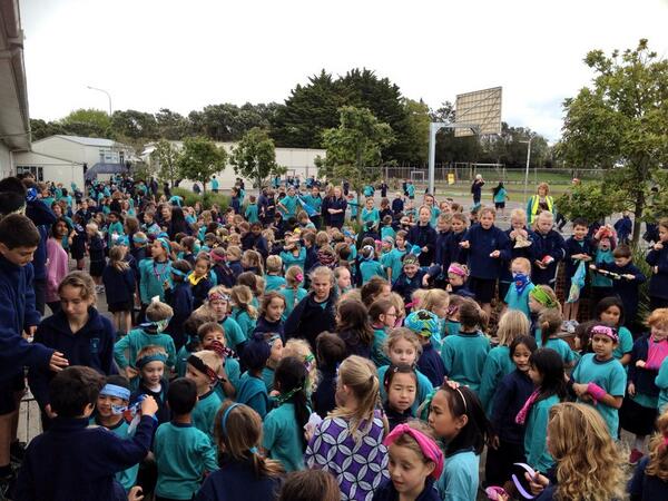 StThomasKohi's tweet photo. Let's raise the roof for Canteen! Great outdoor disco. http://t.co/1gB3WDsuYd