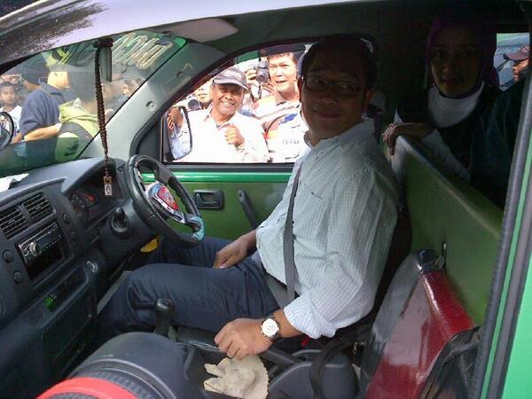Wah pak <a href="/ridwankamil/">Ridwan Kamil</a> jadi sopir Kalapa - Dago Hari ini di #angkotDay2013