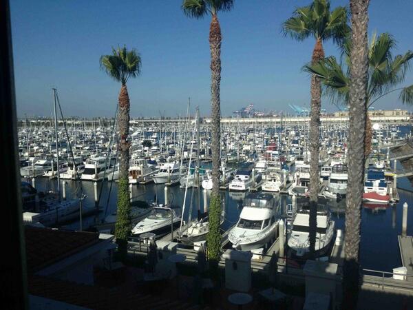 SSandgropers's tweet photo. Claustrophobic view from Lisa's hotel room! http://t.co/AyFGjTohy8