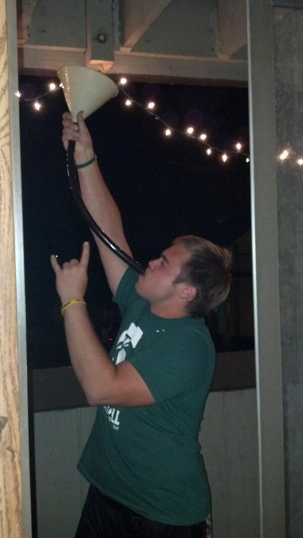 550ELITE's tweet photo. Nope, you can't do it like me #ELite bonging http://t.co/l8Xvynfw1p