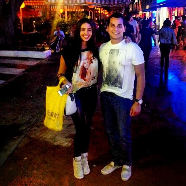 ronybianco's tweet photo. Dando una vueltita en #LincolnRoad junto a @dayanabsaezb  #Miami http://t.co/MH1O52Qhss