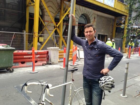 SlatteryJosh's tweet photo. @tkm_slattery king posing in flinders lane http://t.co/qgmFcGbHw7