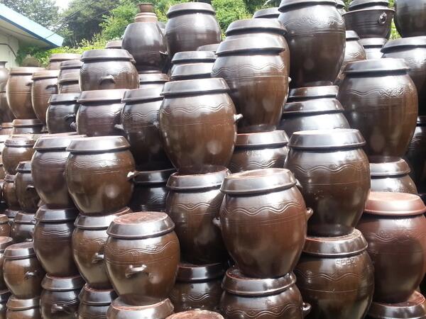 옛추억을  느끼게 하는 옹기항아리 참정겹죠