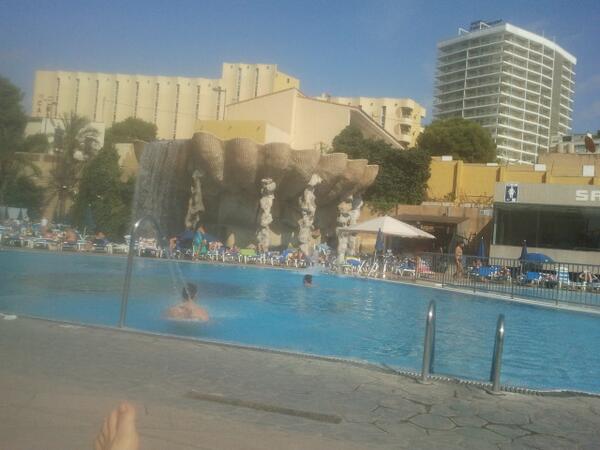 Belukitha's tweet photo. Y despues de una larga mañana de playa... Ahora toca piscineo!! #ieepaaa http://t.co/f0gDIrp2fa
