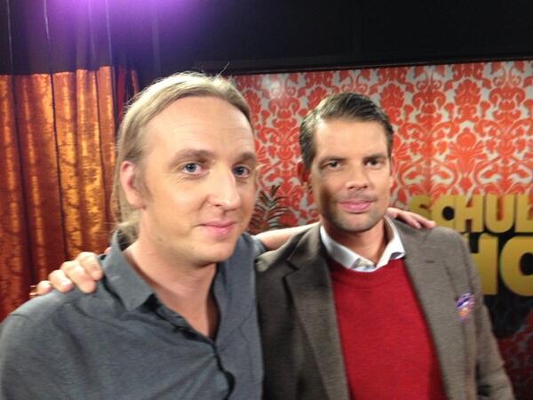 SchulmanShow's tweet photo. Missa inte Schulman Show med Martin Schibbye. Och Calle är fullare än någonsin. http://t.co/8wFKqGEEhT