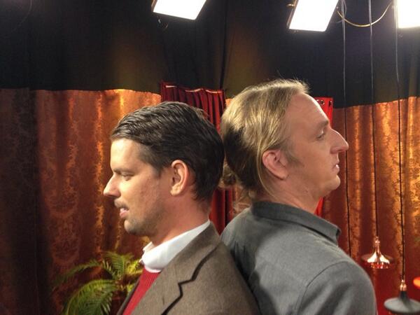 SchulmanShow's tweet photo. Alex påstår envist att han är längre än Martin Schibbye. Döm själva! http://t.co/NeE72JyTu9