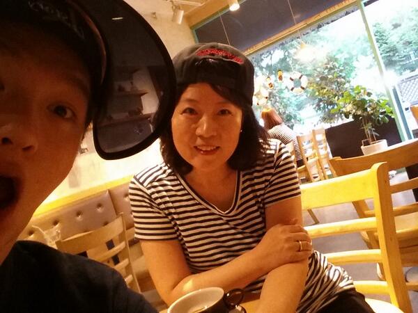 LeeCS_BTOB's tweet photo. 서로 모저 바꿔쓴 엄마와 나 ㅋㅋㅋㅋ
 의외로 스냅백이 잘어울리네 우리엄마
히히히히 즐거운 연휴되세용^^♥ http://t.co/LthZNNo7PN