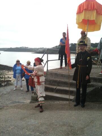 RemappingStIves's tweet photo. My lady's town crier entertains us with detail of their hazardous journey to st Ives :) @stivesfestival http://t.co/B7aLNZ5nRg
