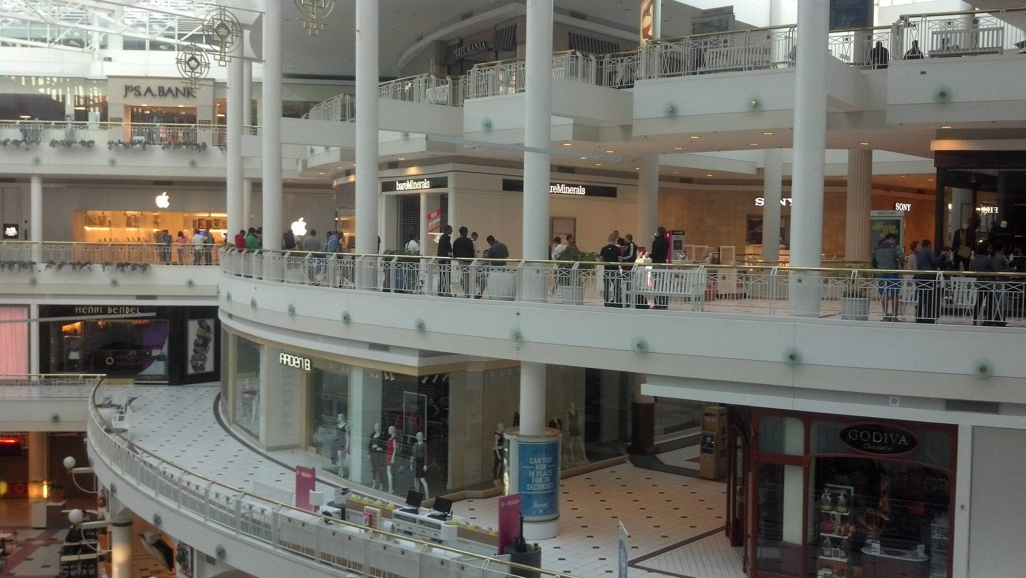 Arlington Now On Twitter Long Line Outside The Pentagon City Mall Apple Store For The New Iphone 5s And 5c This Morning Http T Co 5xmw7ptf41