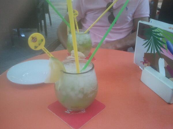 Belukitha's tweet photo. De terraceo tomandonos unas caipirinhas... Una vez mas... ESTO ES VIDA SI SEÑOR!! http://t.co/y1brkeQOOu