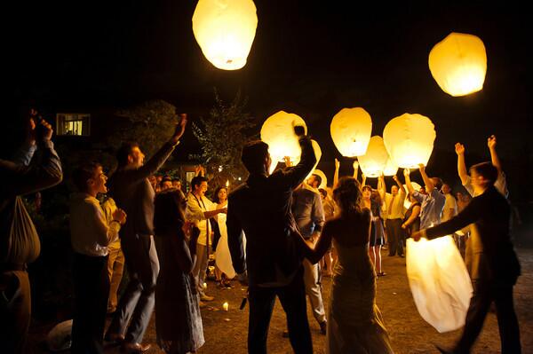 OMEglobos's tweet photo. Tu y yo casándonos entre un cielo lleno de luces. No sé, piénsalo! http://t.co/OUfrHz3izE