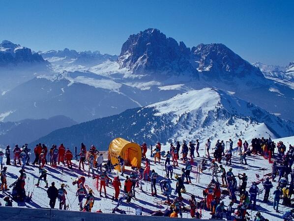 Виды горнолыжного курорта. Доломитовые Альпы Валь Гардена. Валь Гардена горнолыжный курорт в Италии. Доломитовые Альпы Италия горнолыжные курорты. Доломиты Италия горные лыжи.