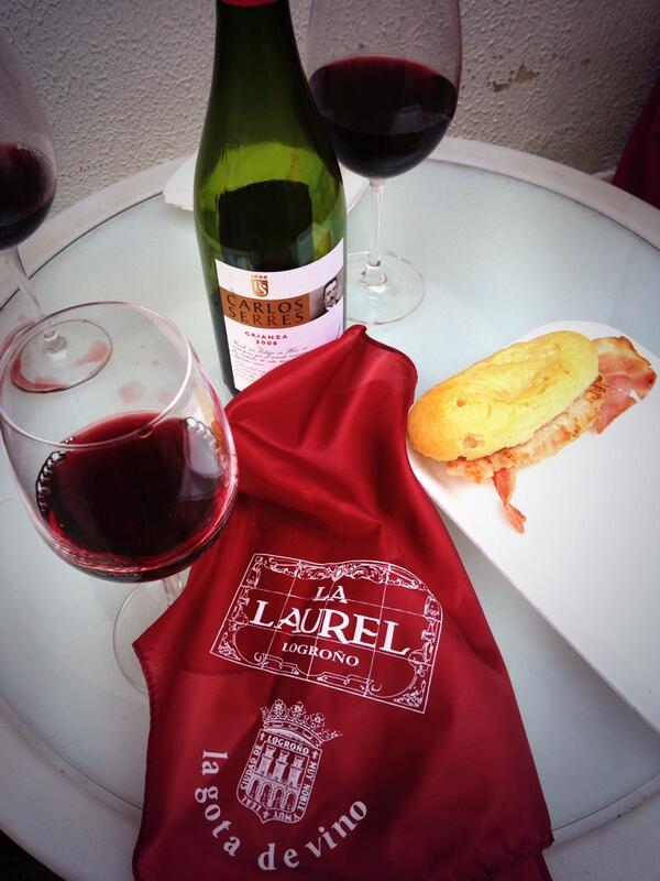esdas_'s tweet photo. There's nothing like, relaxing cup of crianza de Rioja in Calle Laurel?? #SanMateo2013 #Chupinazo #Logroño http://t.co/lIQpY11OGm