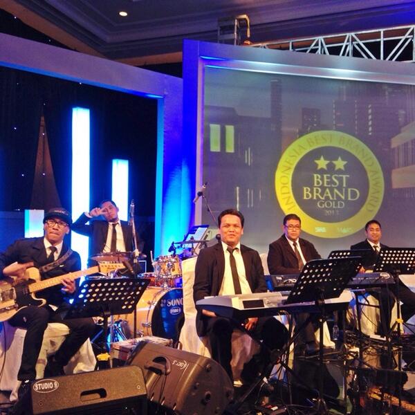 andre_dfriends's tweet photo. d'Friends Band - Indonesia Best Brand Award 2013 @donshredd @ifanibow @winoeachother http://t.co/Fq54vPS5RU