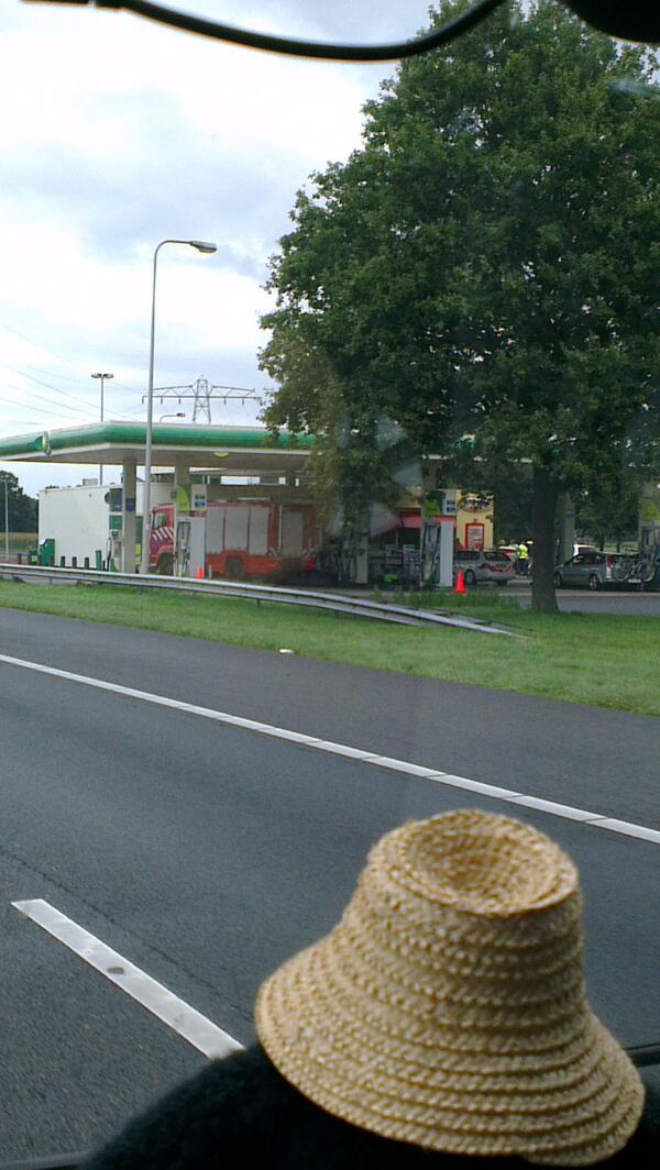 MasselDaniel's tweet photo. @112Twente brand tankstation bp (shop) bij holten.. kijkersfile deventer-rijssen http://t.co/r7nqnBVsqG