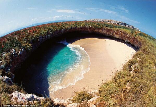 FaktanyaAdalah's tweet photo. Terdapat pantai tersembunyi di Puerto Vallarta, Mexico. http://t.co/1DlLiJdeeq