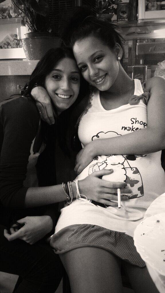 Amaliadimar's tweet photo. Salgo fea pero no importa las quiero mucho a las dos 🎀 http://t.co/kpinuJnw8E