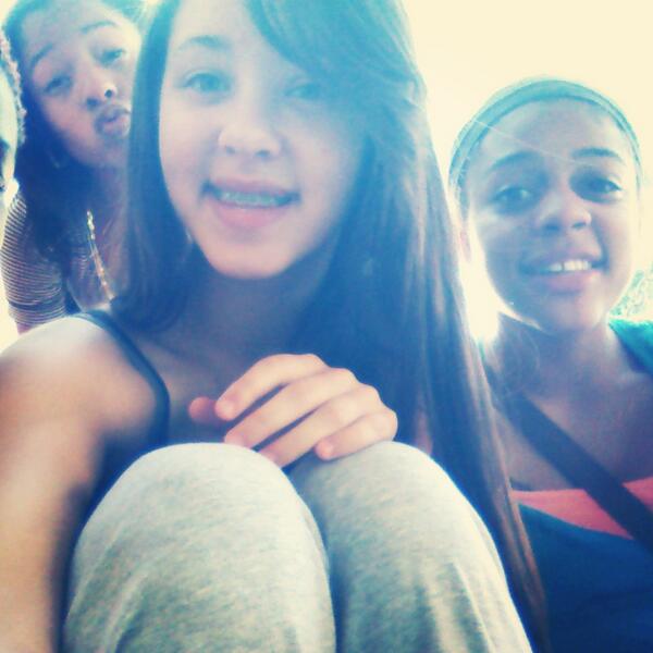 Paris_BitCh05's tweet photo. My girls <3 http://t.co/A3yXyTrwbJ