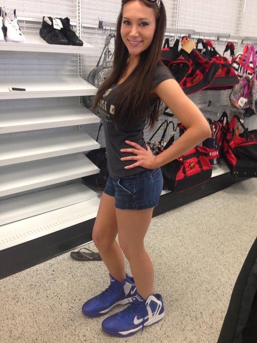 Think these men's size 21 shoes are big enough for my feet? http://t.co/5520HBKOCK