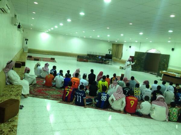 b22112280's tweet photo. كانت امسيه قدمها شباب الرين الليله في المركز التابع لمكتب الدعوة http://t.co/VrXSOciObA