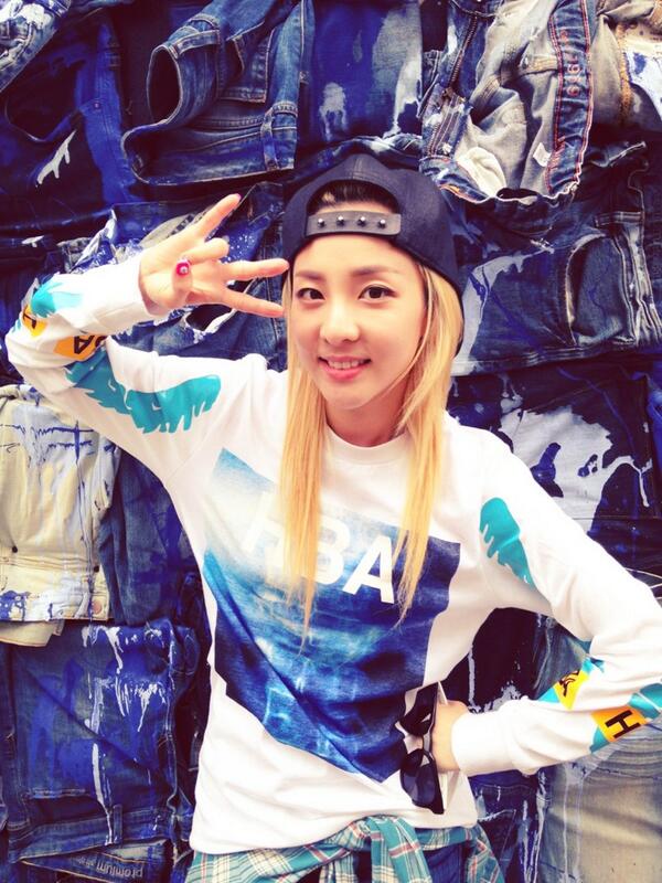 MontriCaleb_'s tweet photo. “@krungy21: #2NE1_2ndAnniversary_JP
Happy 2nd anniv!!! Blackjack nolza!!! :) http://t.co/6x4pIK4KWp”