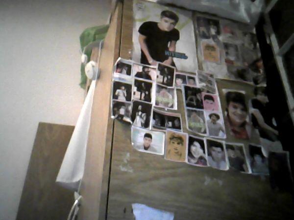 always_johnson's tweet image. #OneDirectionEnCocaColaFM ESTO ES MI ARMARIO POR FUERA  IGNOREN A JUSTIN #webcamtoy