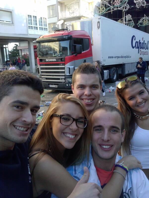adri8pipita's tweet photo. Con @AlbaDoCorbeiro @pelexo4 e @alex_karrilo en Rianxo http://t.co/QLXP1kRF7Q