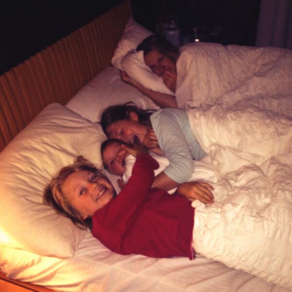 ivordavey's tweet image. Time to get up yet? #family #fullbed