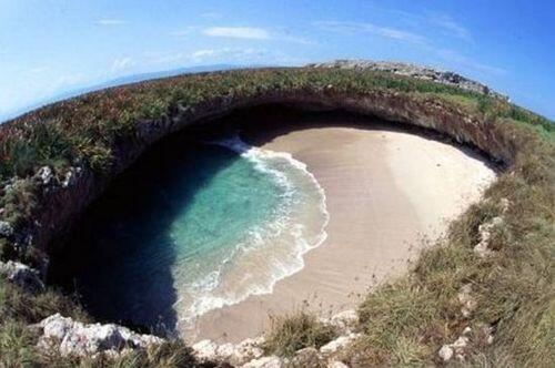 InObviaMente's tweet photo. Há uma praia escondida localizada na costa de Puerto Vallarta, México, só acessível através de um túnel de 8 metros. http://t.co/3sdMIFxLVA