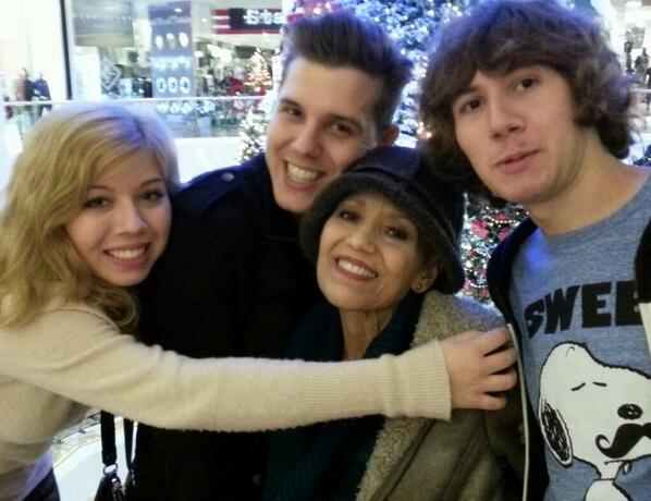 Purple_Seddie's tweet photo. My prayers for Jennette and her family #RIPDebraMcCurdy http://t.co/yJB19X780q