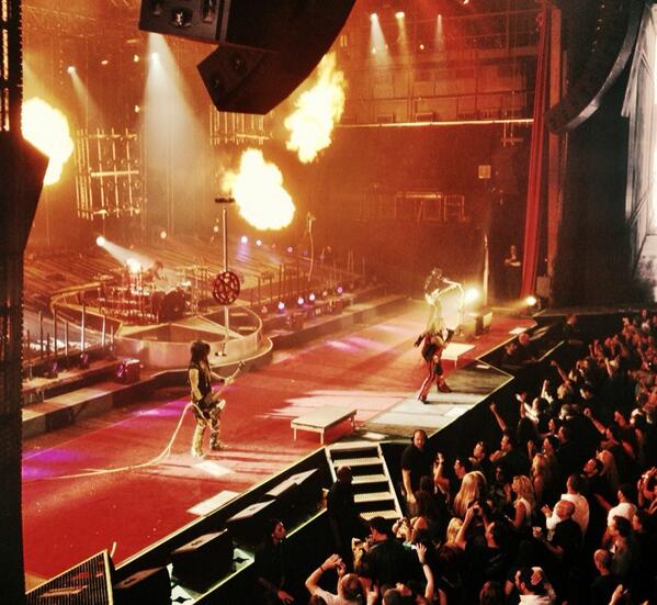 . <a href="/NikkiSixx/">📷</a> @TheVinceNeil  @MrMickMars and <a href="/MrTommyLand/">T🥁mmy L33</a> bringing down the house. #MotleyInVegas