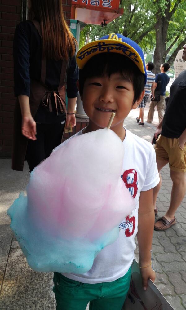 actorjonghyuk's tweet photo. 대학로...ㅎㅎ..솜사탕..비싸요 ㅜㅜ...옷에 색깔묻고... http://t.co/EDoIVLbPYM