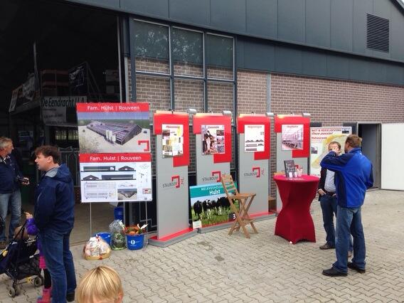 stalbouw_nl's tweet image. Stalbouw.nl op #boerendag Rouveen Aaltje en Albert Hulst. A4 #melkrobots, #sleuvenvloer