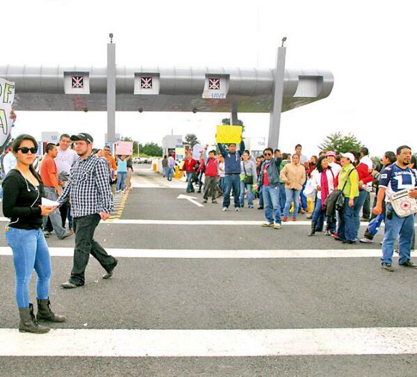 Xalapa: Acceso libre,Maestros Tomaron las Casetas oem.com.mx/diariodexalapa…