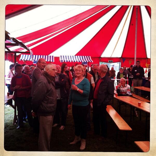 GerdieW's tweet image. Werken op het Hofjesfestival van #BrabantWonen tijdens Burendag. Gezellig druk!