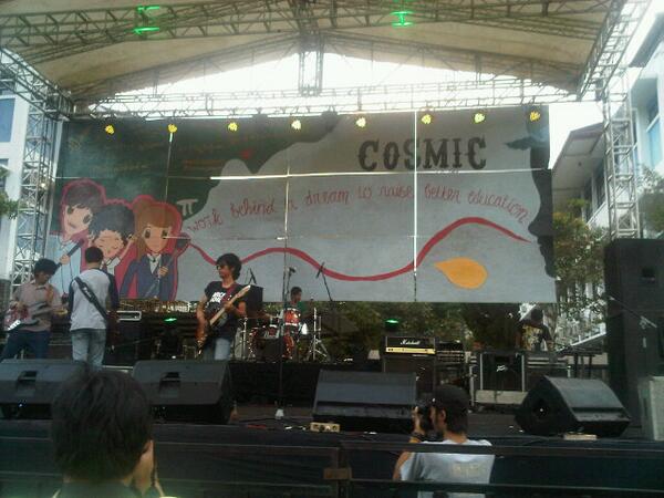 cosmic_2013's tweet photo. @CSB_music now on stageeeeee ! :) http://t.co/aXlAJ74qgn