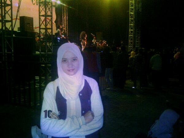 neniw_08's tweet photo. Nonton @payungteduh di acara @cosmic_2013 ,, seruu mau lagi :D http://t.co/F21IeyK5h3