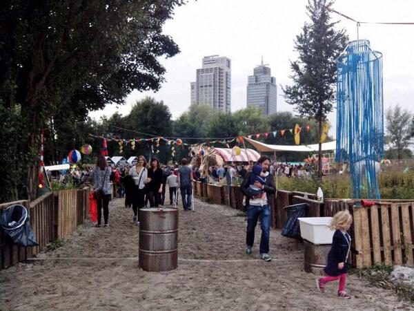 Festival #Restival bouwt vandaag een duurzaam feestje op onze #zelfbouwlocatie #KopWeespertrekvaart in #020Oost.