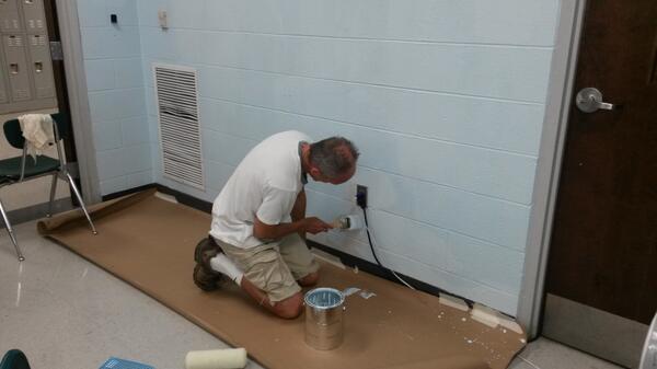 aredmo03's tweet image. #HONDay2013 volunteer paints the wall @jerebaxterms.