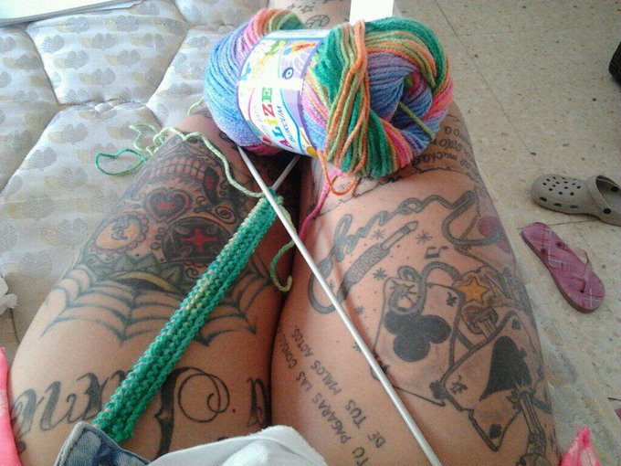 Malita en casa tejiendo xa matar el tiempo... :( http://t.co/av5opOp2z5
