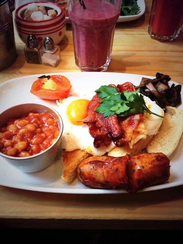 Rory_Heath's tweet image. @Lovell_Butt @jdotsparrow Yeh but that Sausage tho! #MadeItOnTime #SmoothieAsWell #Guilty