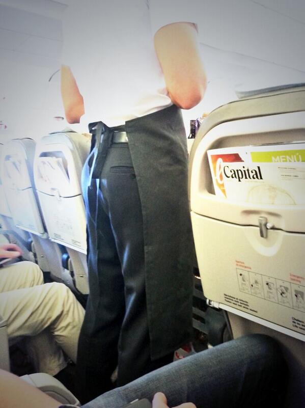 MercedesKhani's tweet image. Waar kijk ik ook alweer naar by een man; goed gevulde..? Deze steward KON ik gewoon niet onopgemerkt laten #takemeout