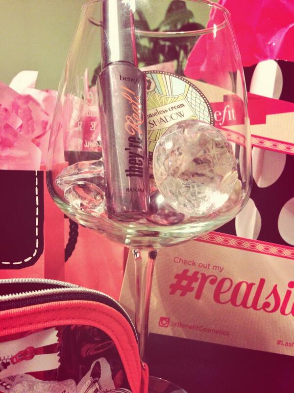 jadoreliv's tweet image. #SneakPeek at my fabulous #lashbash soirée #realness. #beauty @BenefitBeauty @ipsy #realsies #HostesswithTheMostess