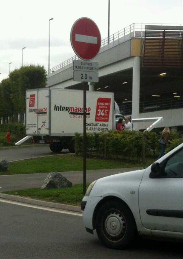 woxnapp's tweet photo. Lui, je pense que c'est la première fois qu'il loue un fourgon. #Auchan #Arras #intermarché http://t.co/KEsnNRqqEv