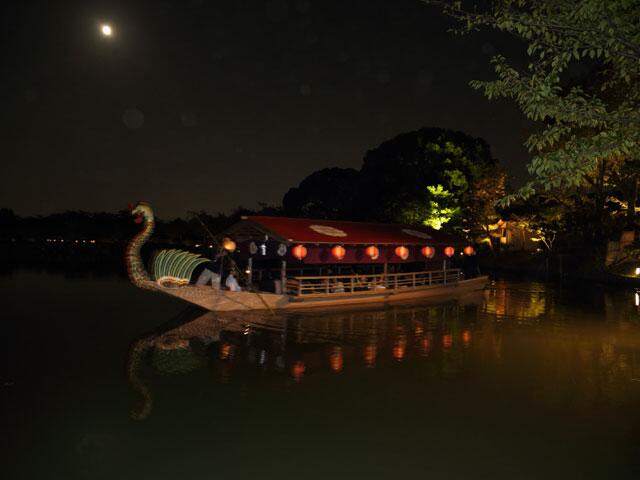 The Kyoto 昨日 大覚寺の観月の夕べに行ってきました 大覚寺は舟と月と池に写る月を一緒にとるのが大変です 今年までは満月が中秋の名月と同じです 来年からは違うのですね Http T Co Ywlzgceuez Twitter