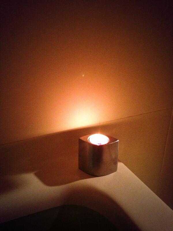 Jbstyle 先日クミちゃんのお店で買った アップルのアロマキャンドルの風呂 色々と瞑想タイムだ Http T Co Egd1oqtl5a